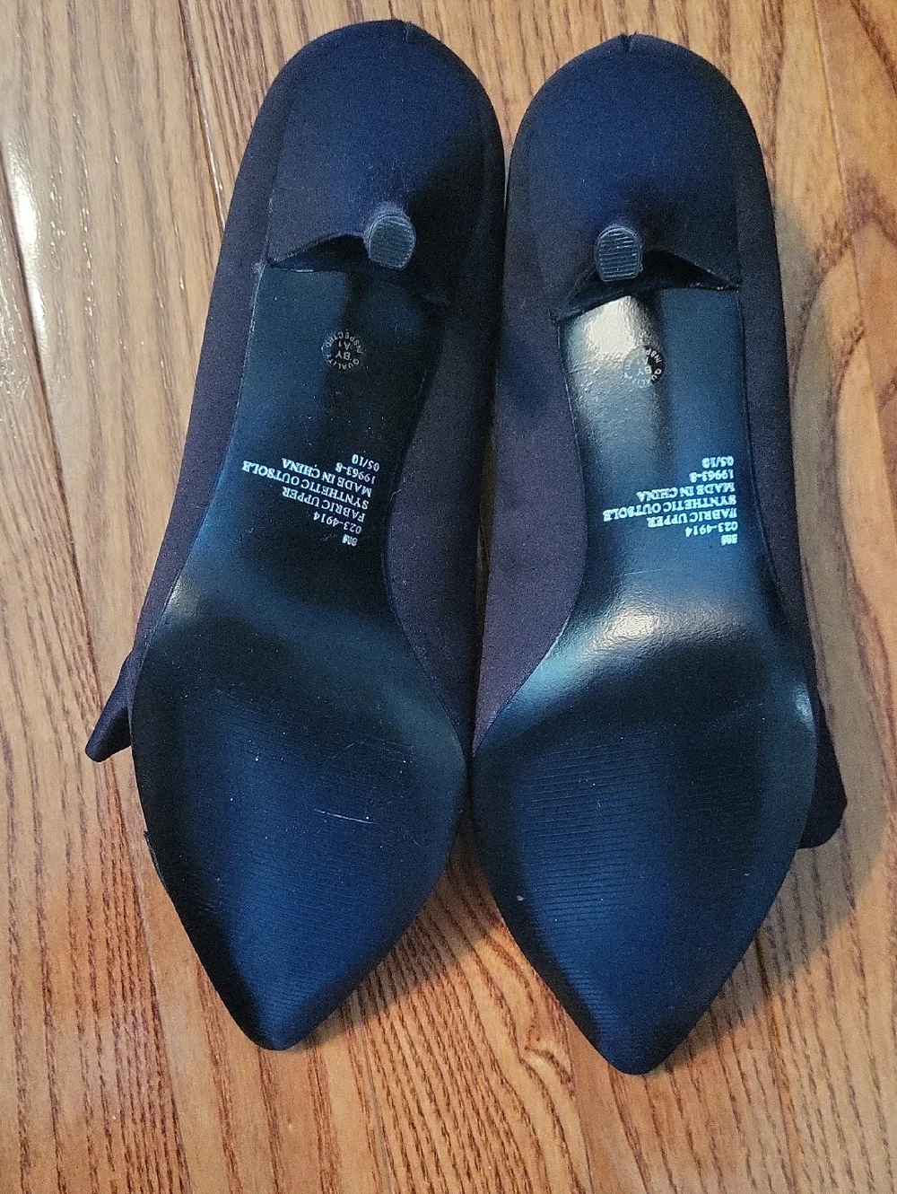 Jacqueline Ferrar Black Pointed-Toe Pumps with Bow Accent